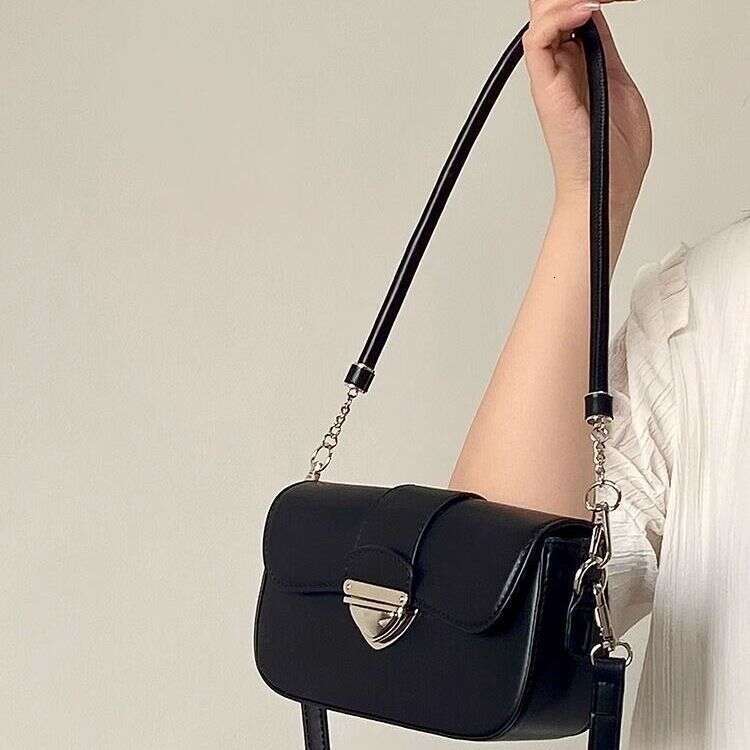 2024 Niche Design New Women's Fashion Buckle Underarm Versatile Single Shoulder Crossbody Bag