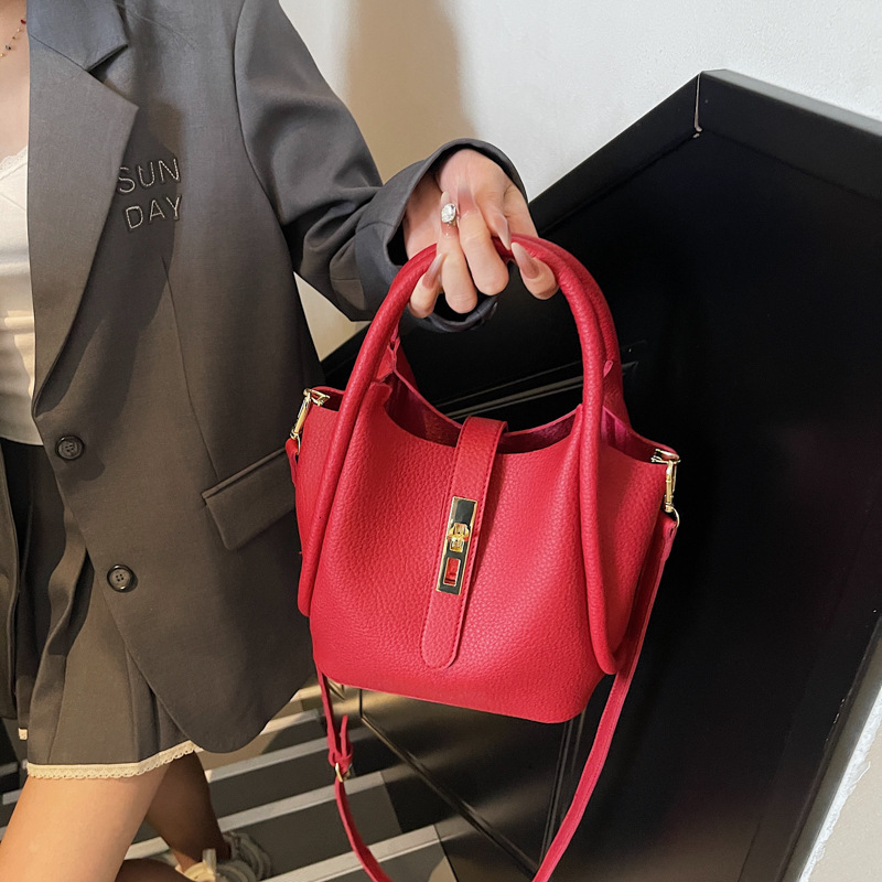 This year's popular bags women are the 2025 new trendy handbags for spring and summer, with a sense of luxury. One shoulder crossbody bucket bag