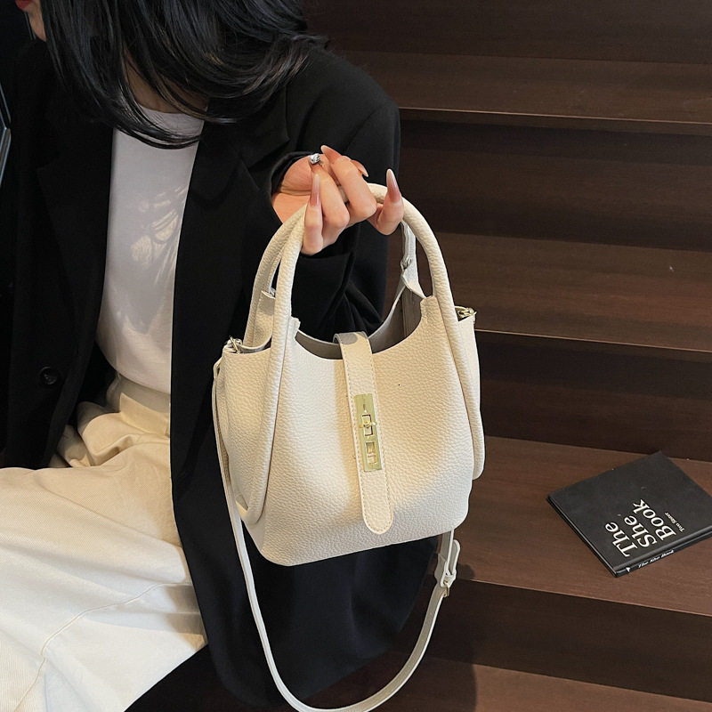 This year's popular bags women are the 2025 new trendy handbags for spring and summer, with a sense of luxury. One shoulder crossbody bucket bag