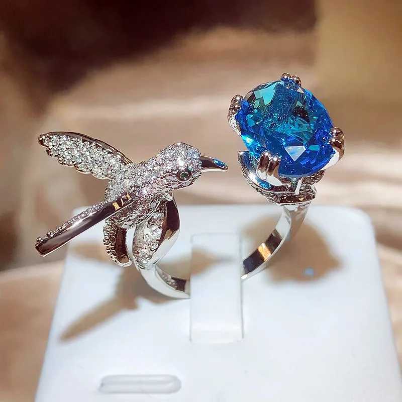 Creative Colored Gemstone Women Ring Simulating St. Marys Aquamarine Hummingbird Ring 925 Stamp Wedding Party Fashion JewelleryXJ250514
