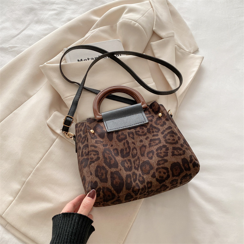 Free Delivery Designer Bag This Year's Popular Leopard Print Hand Women's Tote Shoulder 2025 Autumn/winter New Crossbody Luxury Bag