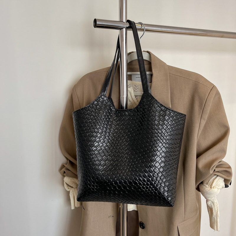 Women's Large Capacity Shoulder New Free Delivery Designer Bag Winter New Versatile Commuting Armpit Popular Luxury Bag This Year Tote Bag Trend