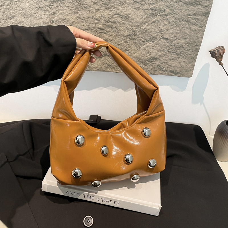 2025 New Luxury Bag Women's Korean Version Rivet Personality Fashion Niche Shoulder Internet Famous New Free Delivery Designer Bag Crossbody Armp