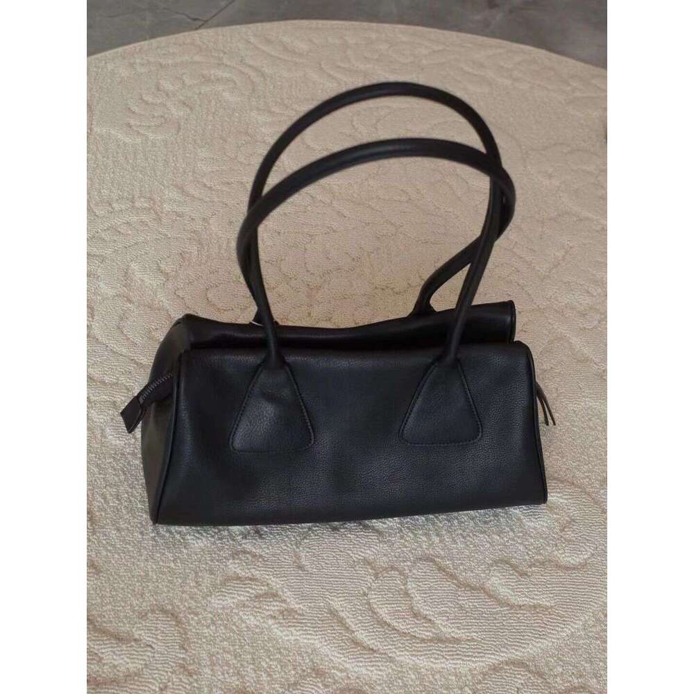 Niche 2025 Tote New Sugar Triangle Underarm Bag Large Capacity Single Shoulder Texture Premium Commuter Handbag