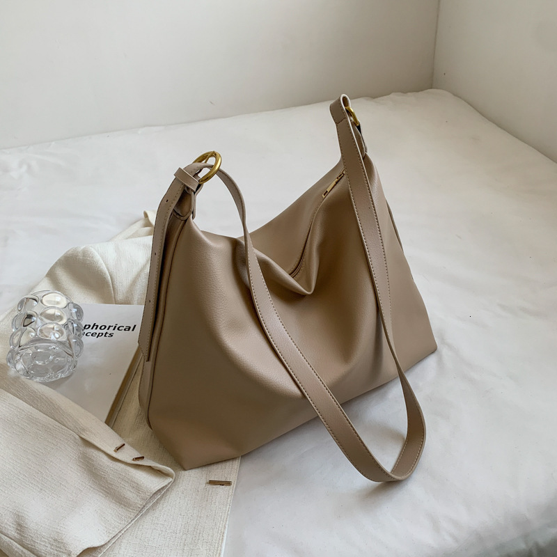 2025 New Bag New Women's Large Capacity Designer Student Fashion Shoulder Bag Outdoor Versatile Diagonal Shoulder Bag Retro Premium Texture Commu