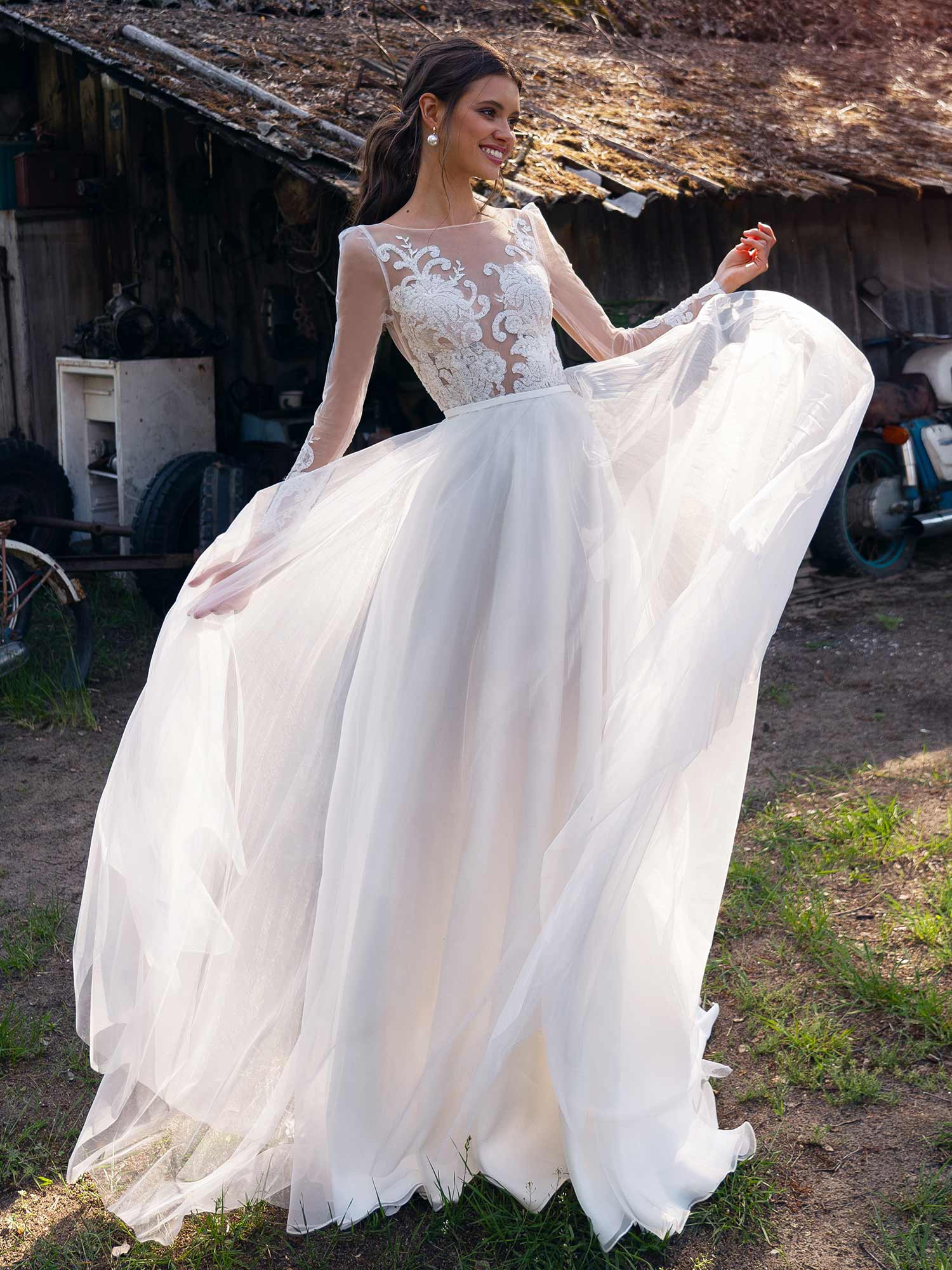 Luxury A Line Wedding Dresses Long Sleeves Appliques Lace Bridal Gowns Custom Made Backless Sweep Train Robes