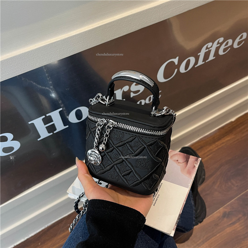 Fashion Women's Shoulder Bag Free Shipping Designer Bag Lingge Chain Suitcase Square Bag Embroidered Shoulder Bag New Phone Lipstick Storage Make