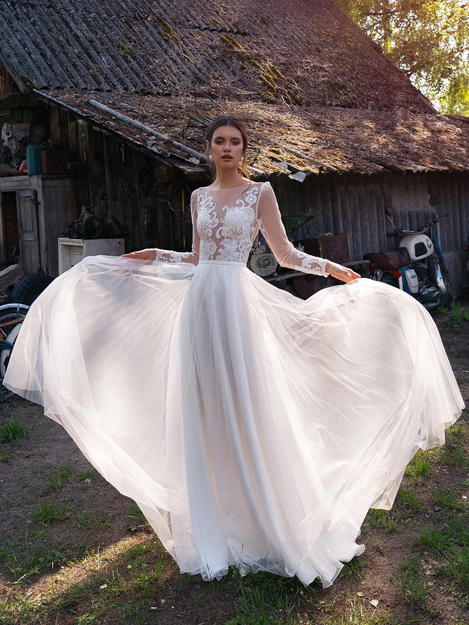 Luxury A Line Wedding Dresses Long Sleeves Appliques Lace Bridal Gowns Custom Made Backless Sweep Train Robes