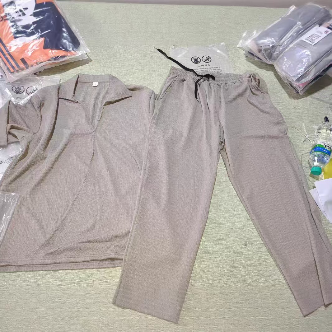 Trendy men's commuting two-piece set, including a solid-color short-sleeve shirt and long pants.