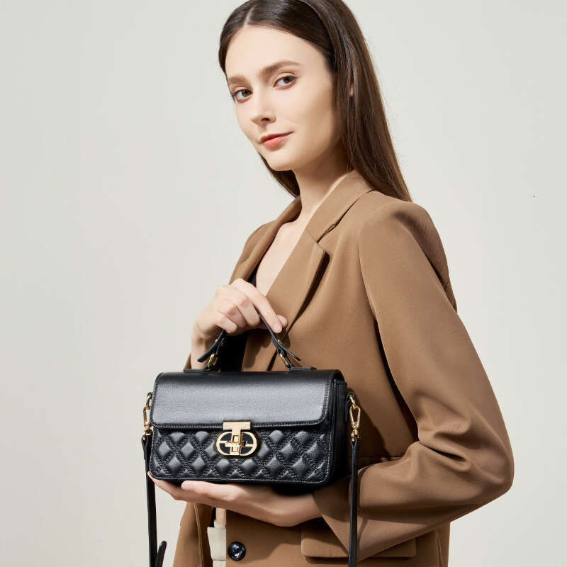 2025 New Top Layer Cowhide High-End Sense Niche Design Fashionable Small Fragrance Style Hand-Held Diamond Grid Embroidery Thread Genuine Leather Wome