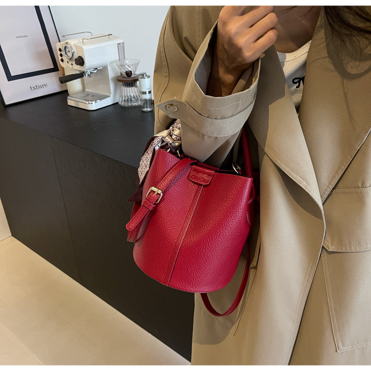 New Soft Leather Minimalist Designer Bag, Women's Shoulder Bag, Lychee Patterned Bucket Baozi Mother Bag, 2025 Fashionable Large Capacity Crossbo