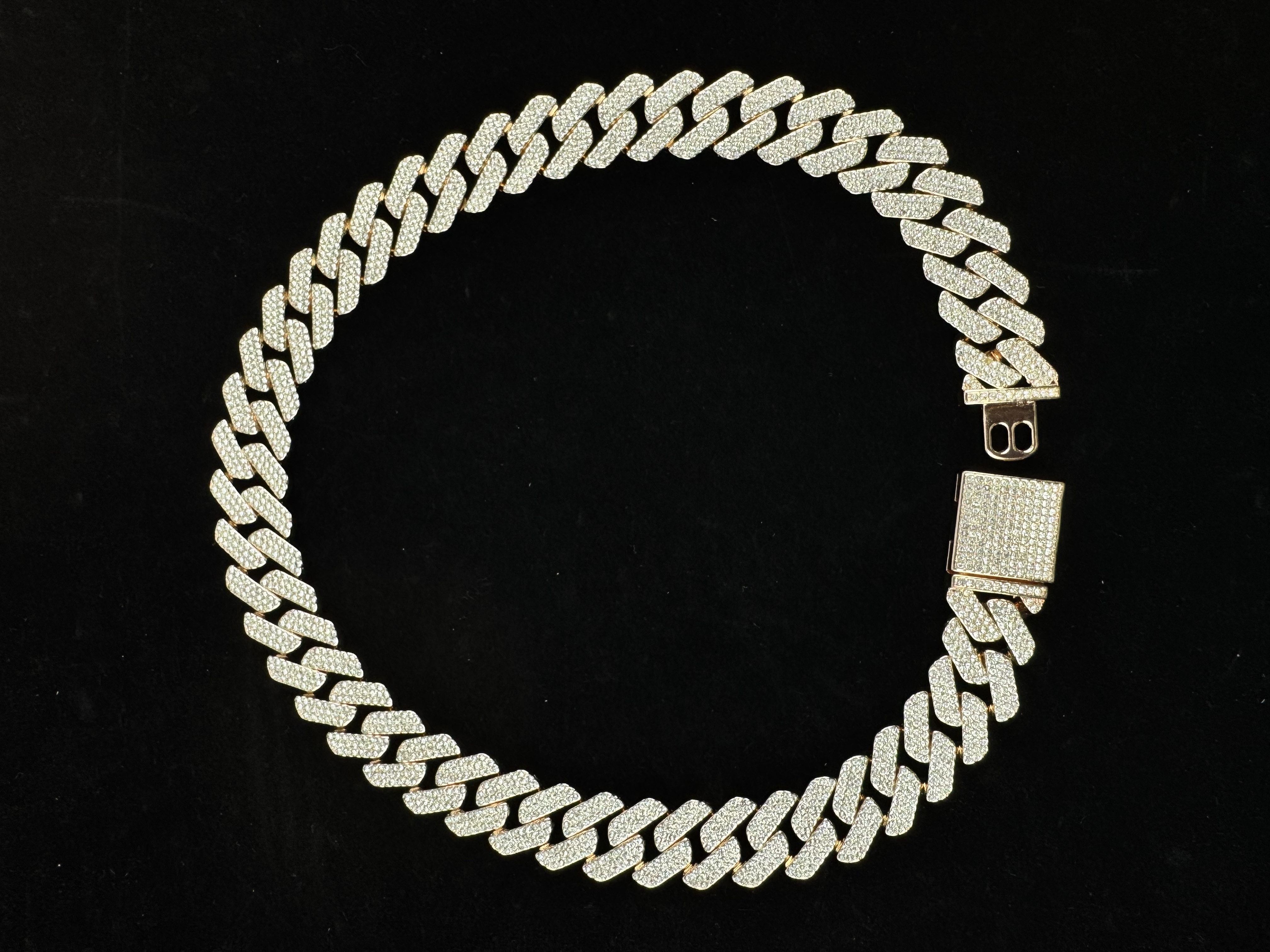 This season's newly launched 18mm wide luxury high-quality Cuban chains are men's Mosan stone necklace and men's hip-hop bracelet.