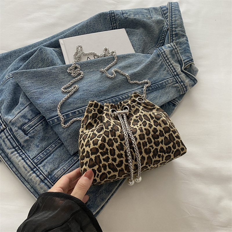 New Free Delivery Designer Luxury Bag Bag High End Niche Handbag Spring/summer 2025 New Fashion Chain Crossbody For Women Handheld Pleated Bucket Bag