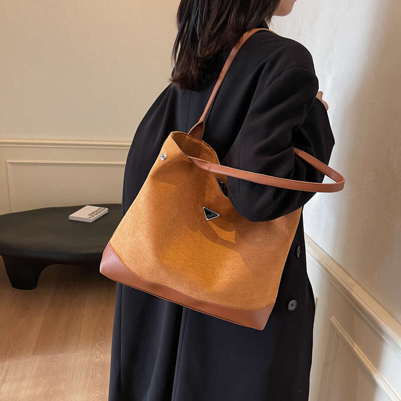 New retro shoulder women's Korean version, tote large capacity bag, veet leather handbag, color blocked, 2025 new style, unique and elegant tempe