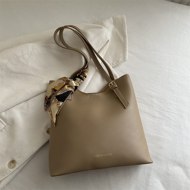 Single Shoulder Fashionable Large Capacity Simple New Free Delivery Designer Bag Temperament Commuting Luxury Bag New Versatile Texture Armpit Bag Wom