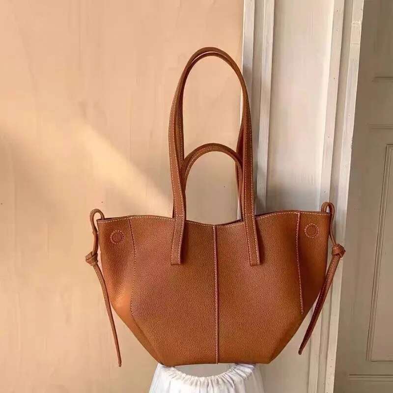 Handheld Tote With Large Capacity, Trendy Fashionable Women's Bag, Niche And High-End Single Shoulder Bag