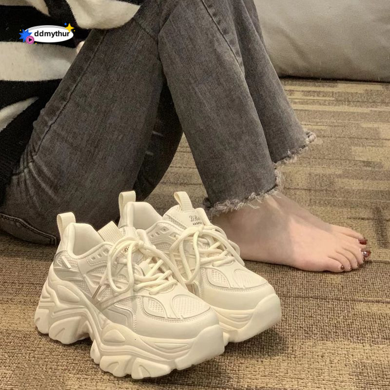 Dad's women, height increasing 2025 spring new item, versatile, small and tall, thick soled, explosive street sports shoes for women ddmythur
