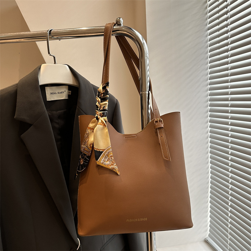 Single Shoulder Fashionable Large Capacity Simple New Free Delivery Designer Bag Temperament Commuting Luxury Bag New Versatile Texture Armpit Bag Wom