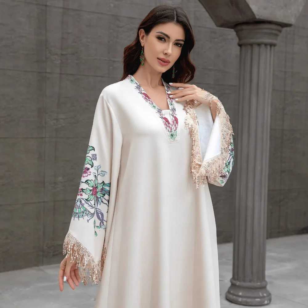 Dubai Muslim womens abaya. It is a fashionable and elegant dress in Arabic style with a V-neck embroidered patterns and tassels X250514
