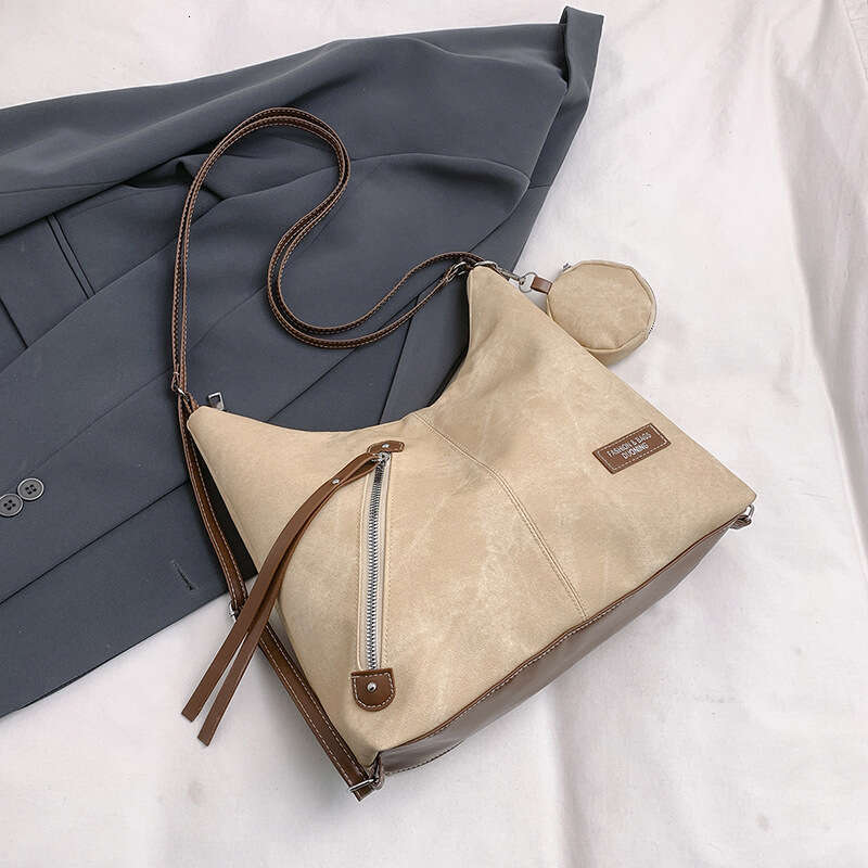 Large capacity fashionable armpit for women 2025 new trendy internet celebrity contrasting single shoulder bag, simple tote bag