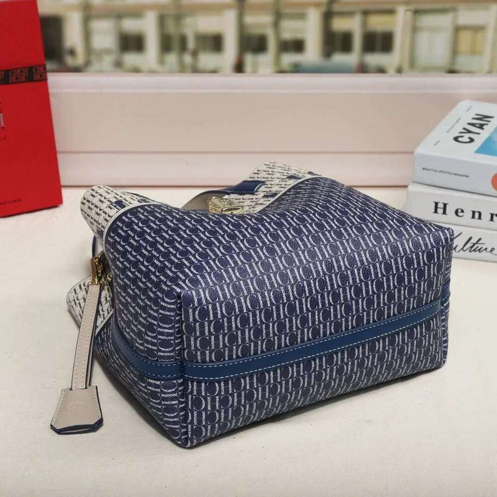 A Classic Pvc Material Hot Selling Lock Design Women's Hand-Held, Single Shoulder Crossbody Water Bucket Bag Suitable For Daily