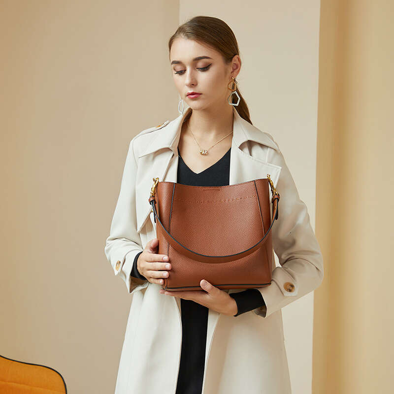 2025 Spring/Summer New Collection: Baotou Layered Leather Women's Large Capacity Bucket Bag, Versatile Single Shoulder Crossbody Bag