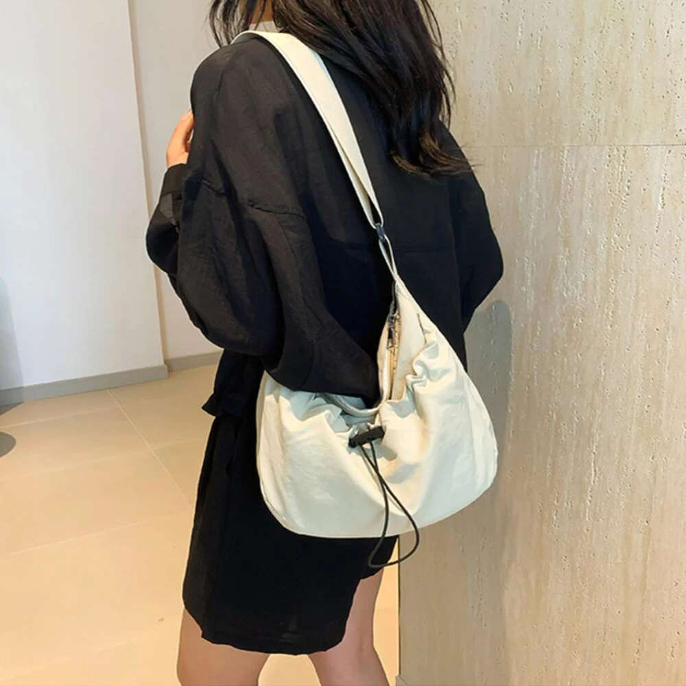 Niche Design New Nylon Shoulder Fashion Solid Color Pleated Crossbody Female Casual Versatile Classroom Commuting Bag