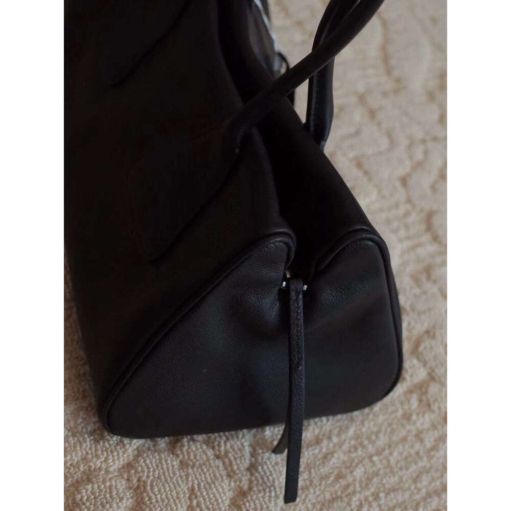 Niche 2025 Tote New Sugar Triangle Underarm Bag Large Capacity Single Shoulder Texture Premium Commuter Handbag