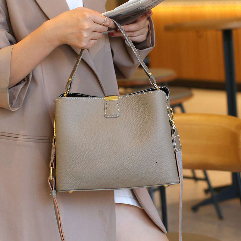New top layer cowhide fashionable women's niche design, high-end sense, shoulder bag, handbag, new casual fashion trend