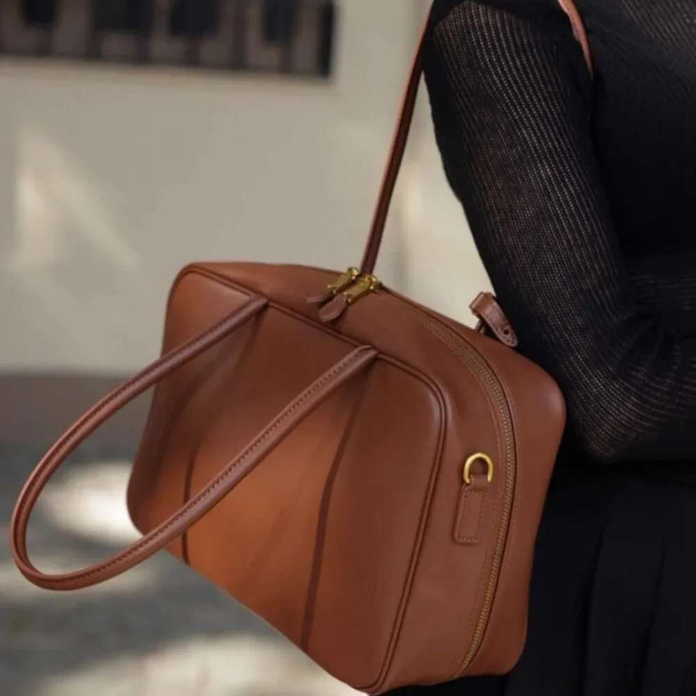2025 New High-quality Large-capacity Handbag Casual Versatile Messenger Niche Leather Shoulder Small Square Bag Bowling Girl