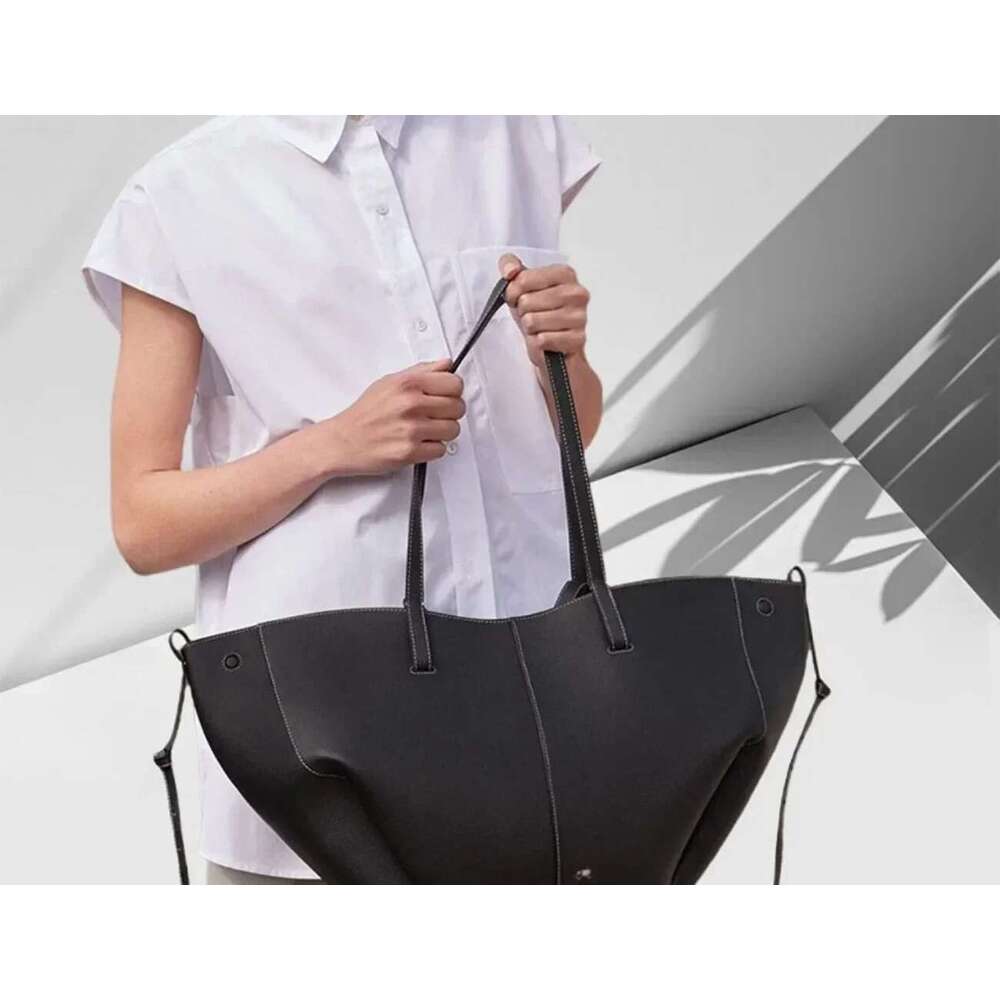 New Handheld Large Capacity Bucket Bag with Leather Wings and Lychee Pattern