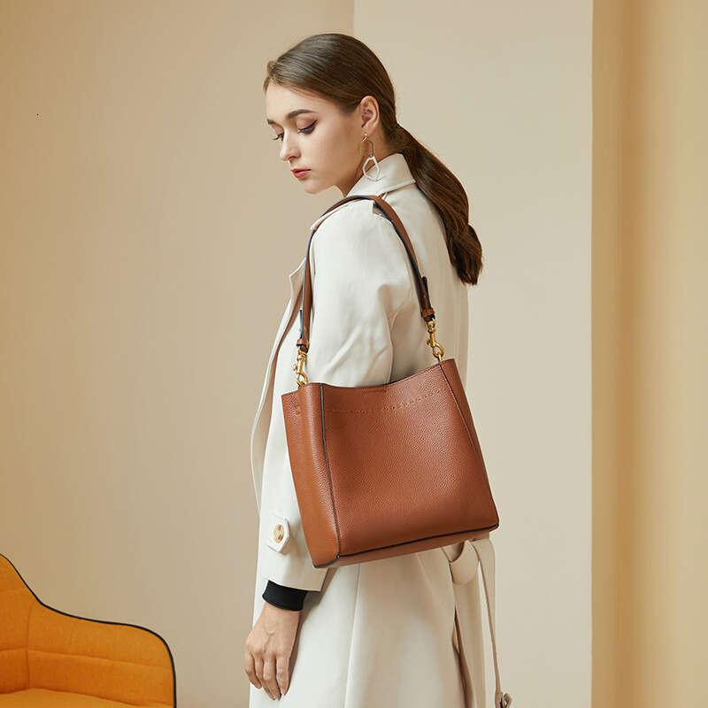 2025 Spring/Summer New Collection: Baotou Layered Leather Women's Large Capacity Bucket Bag, Versatile Single Shoulder Crossbody Bag