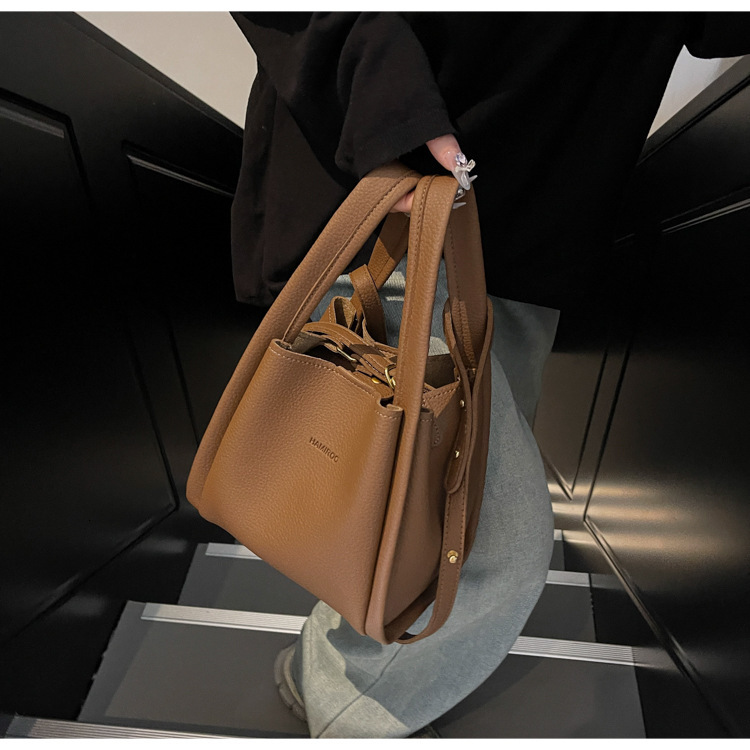 High end ladies' 2025 new fashionable casual crossbody for work and commuting, hand-held vegetable basket, water bucket bag