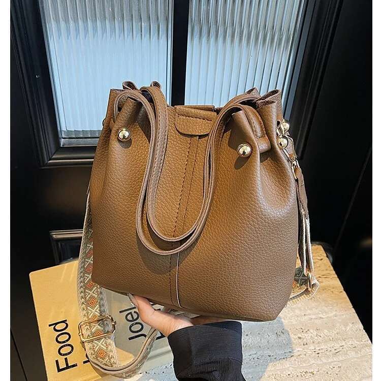 Simple And Large-Capacity 2025 New Retro Wide Strap Single Shoulder Crossbody Bucket Bag