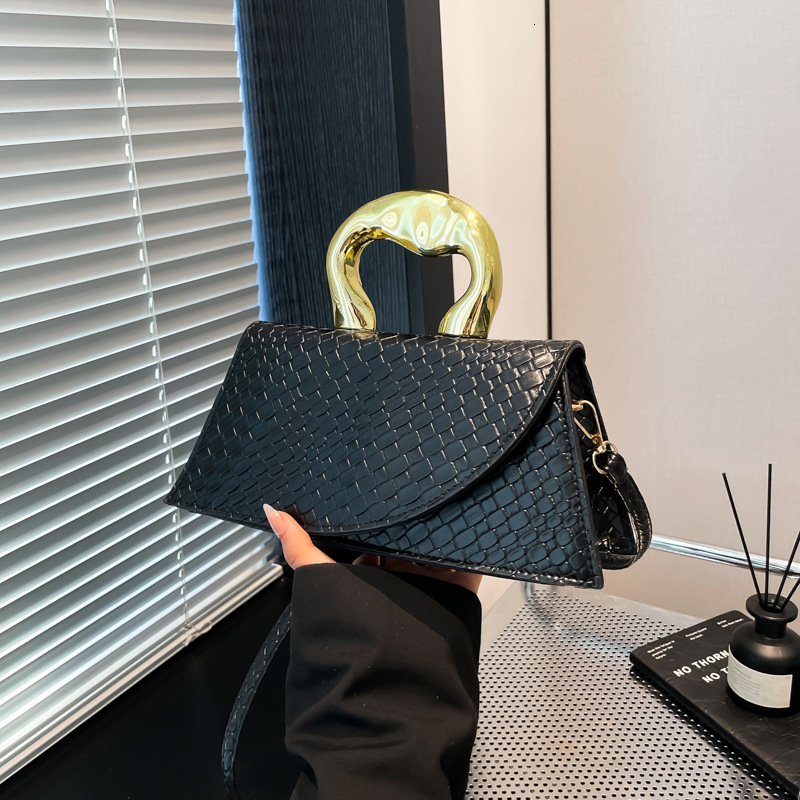 2025 New Free Delivery Designer Bag Spring/summer New High End Luxury Bag Niche Design This Year's Popular Temperament And Texture Handheld Singl
