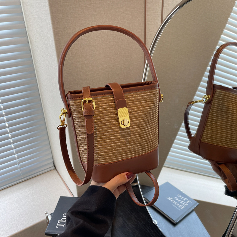 Small niche design for women in spring and summer 2025, new Instagram versatile crossbody bag, high-end women's hand-held bucket bag
