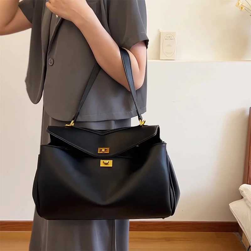 Pickle Green Large Capacity Tote Bag Simple Lock Designer Cmuter Bag Versatile Shoder Bag High-quality Texture For Lady Bag Z250514
