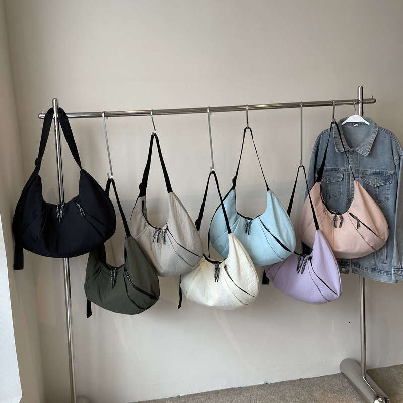 French Style Minimalist Pleated Crossbody 2024 Autumn/Winter New Large Capacity Shoulder Bag Personalized Casual Crescent Handbag