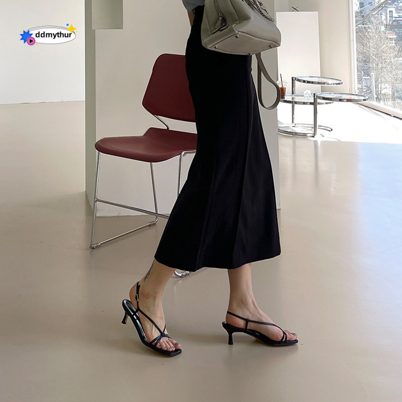 High heeled sandals for women in the summer of 2023, featuring versatile mid heel design with straight buckle square toe, a simple and elegant style d