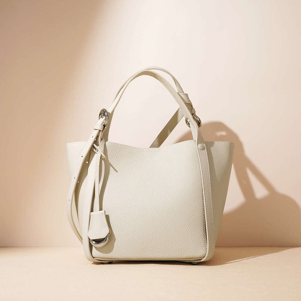 2025 New Niche Design Leather Large Capacity Fashionable Handbag Commuting Basket Women's Bag