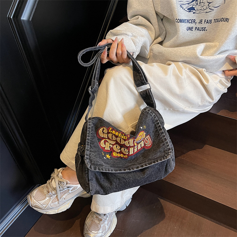 Korean version denim shoulder large capacity shopping embroidered fabric women's tote student class bag, commuting bag