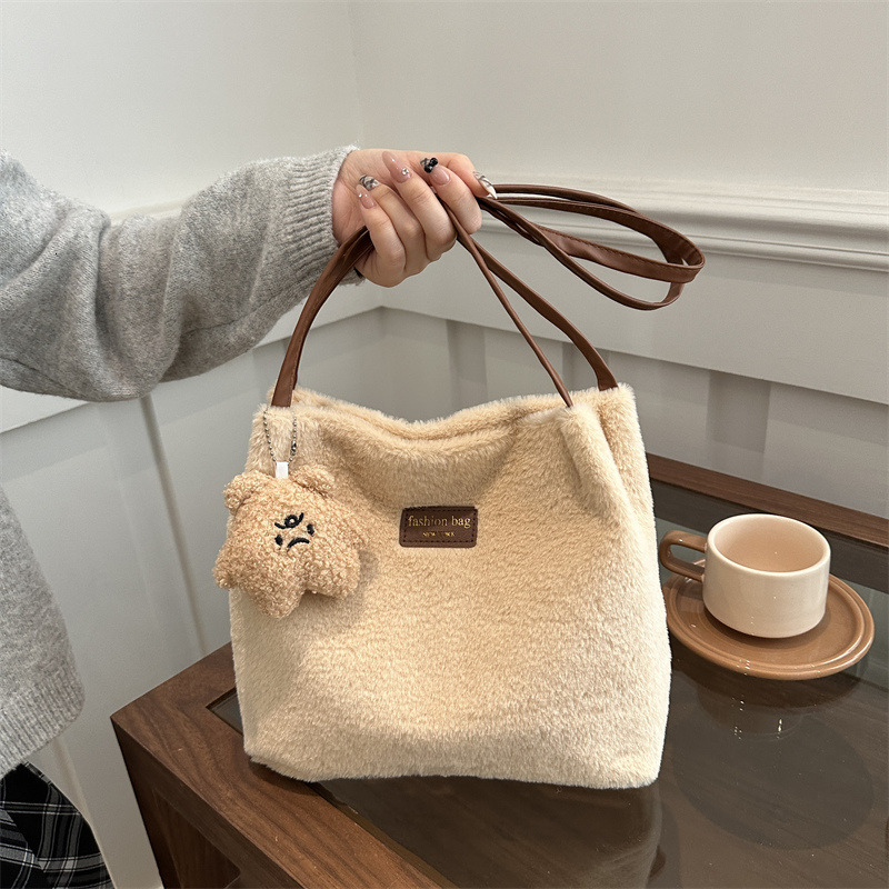 2025 New Free Delivery Designer Luxury Bag Bag Autumn/winter Plush Women's Shoulder Solid Color Simple And Versatile Daily Leisure Bucket Tote Ba