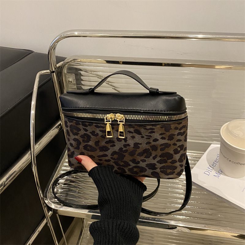 New Niche Design Fashion Leopard Print 2025 Spring/summer Portable Makeup Bag Luxury Bag Handheld Fragrance New Free Delivery Designer Bag Trend Cross
