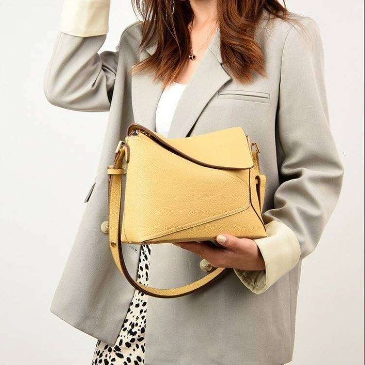 High end 2025 new large capacity niche versatile single shoulder crossbody hand-held women's armpit bag for going out