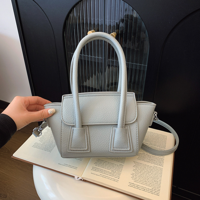 Korean version of niche design, simple and versatile single shoulder handbag, women's 2025 summer new fashionable commuting crossbody bag