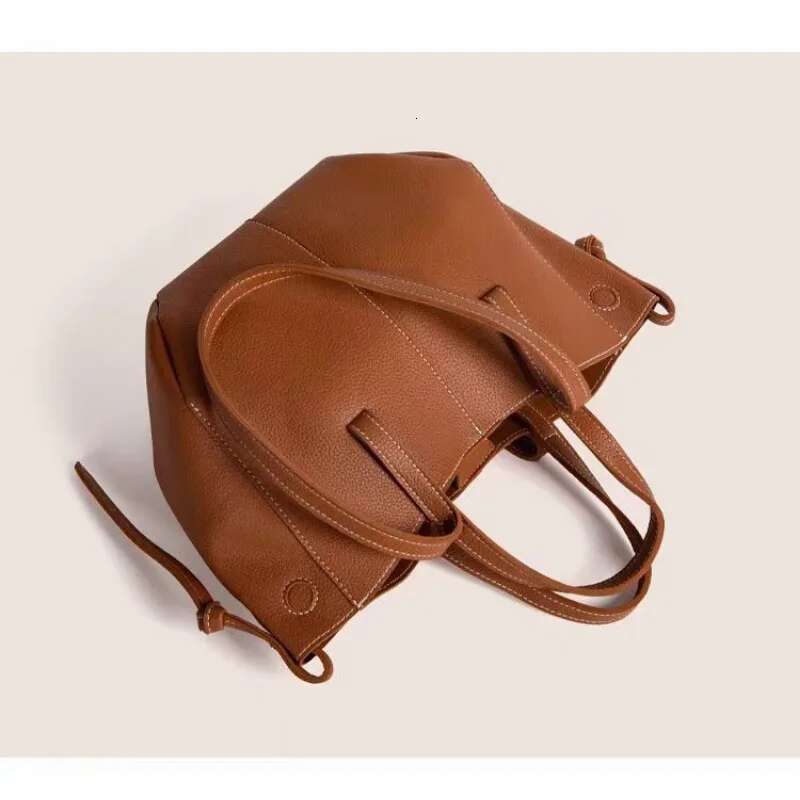 Handheld Tote With Large Capacity, Trendy Fashionable Women's Bag, Niche And High-End Single Shoulder Bag