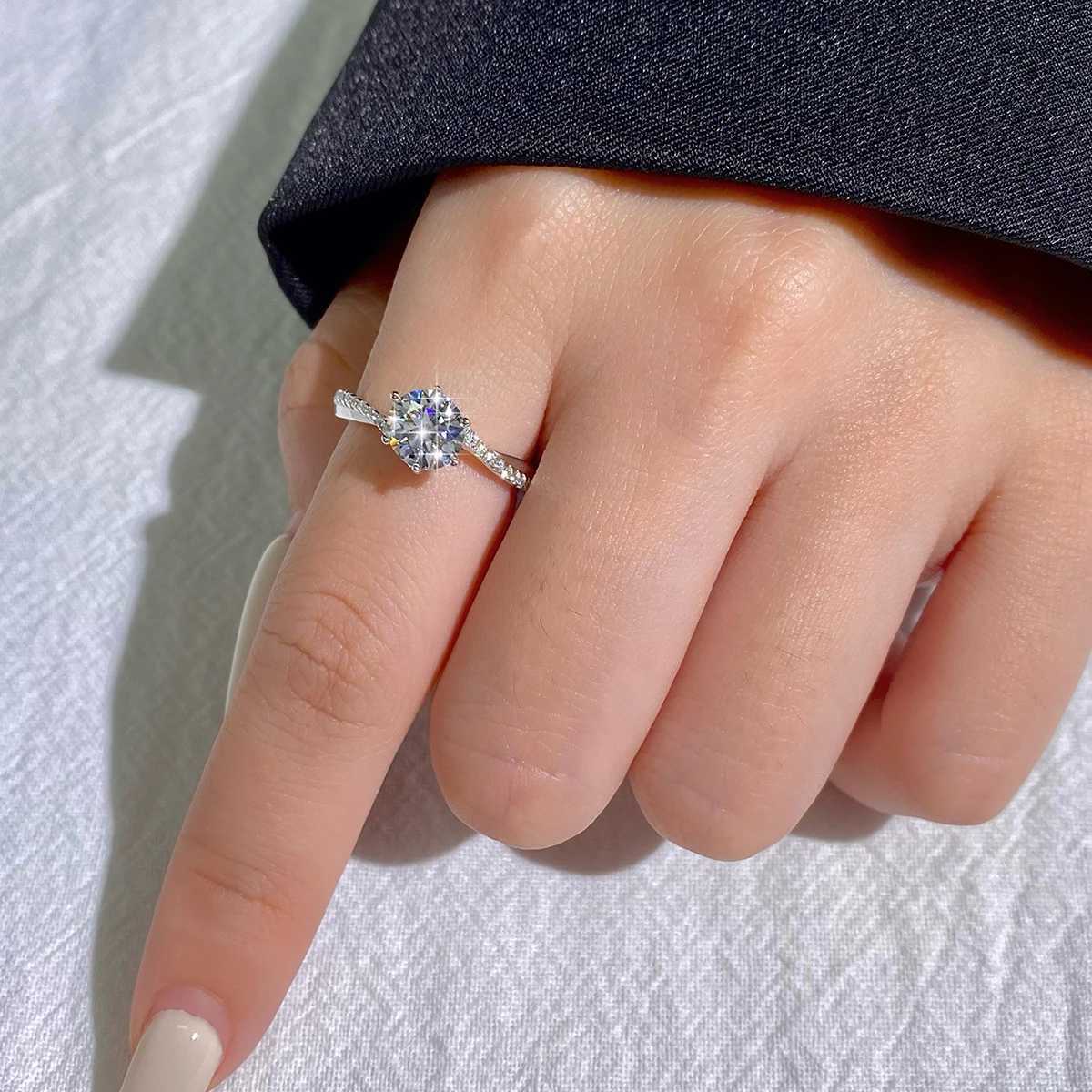J 1CT Moissanite Diamond Gold Hexagonal Round White Stone Rings for Women Wedding Real 925 Sterling Silver Luxury Fine JewelryXJ250514