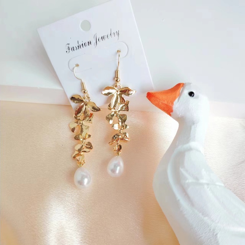 Fashionable and minimalist Bohemian petal pearl for women, Baroque jewelry, flower earrings