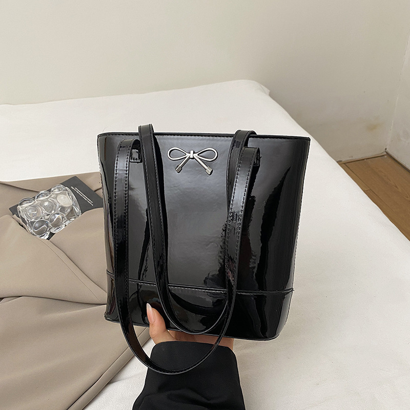Small Niche Design Fashionable And Versatile Large Capacity New College Student Class Shoulder Bag New Free Delivery Designer Bag Commuting Luxury Bag