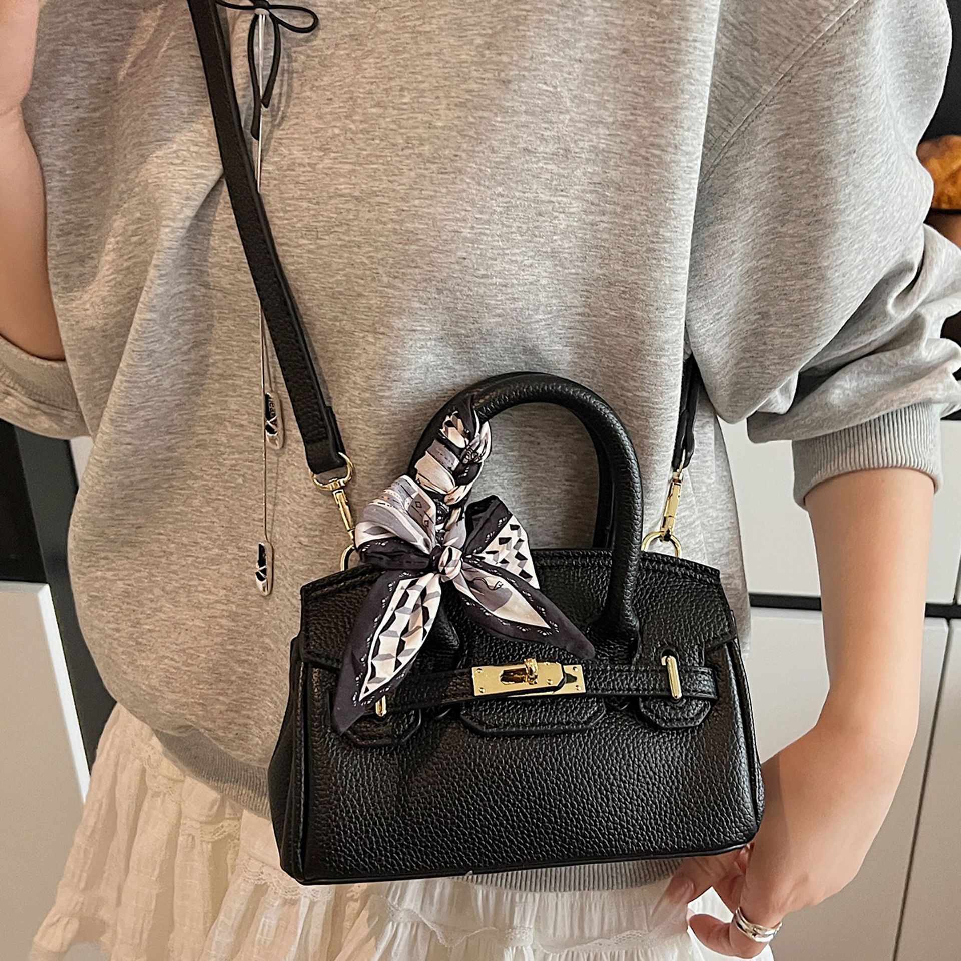 Free shipping 2025 new designer bag Versatile small for women spring fashion crossbody bag, high-end texture commuting exquisite handbag
